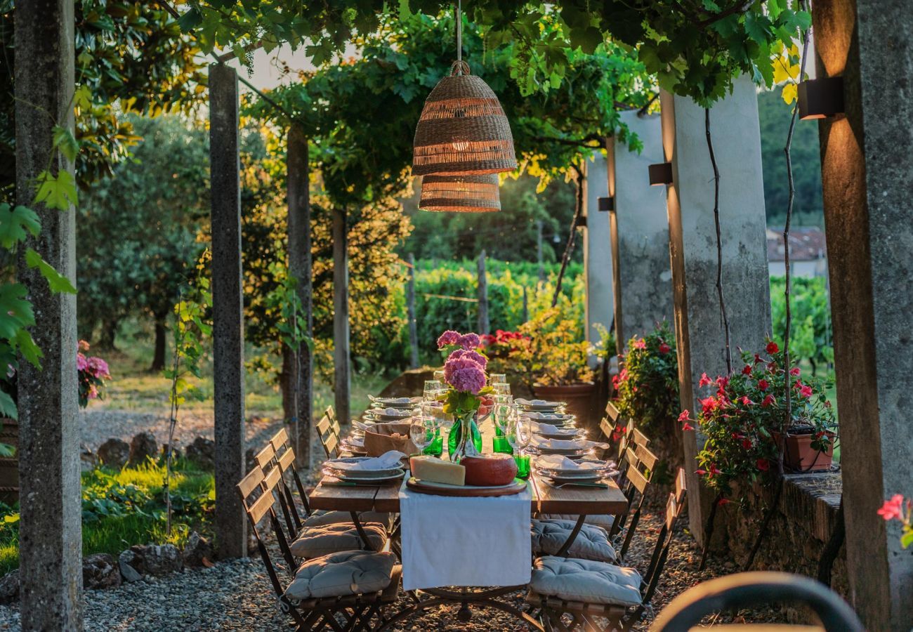 Villa in Vorno - Villa Magnolie, Stylish Family Villa