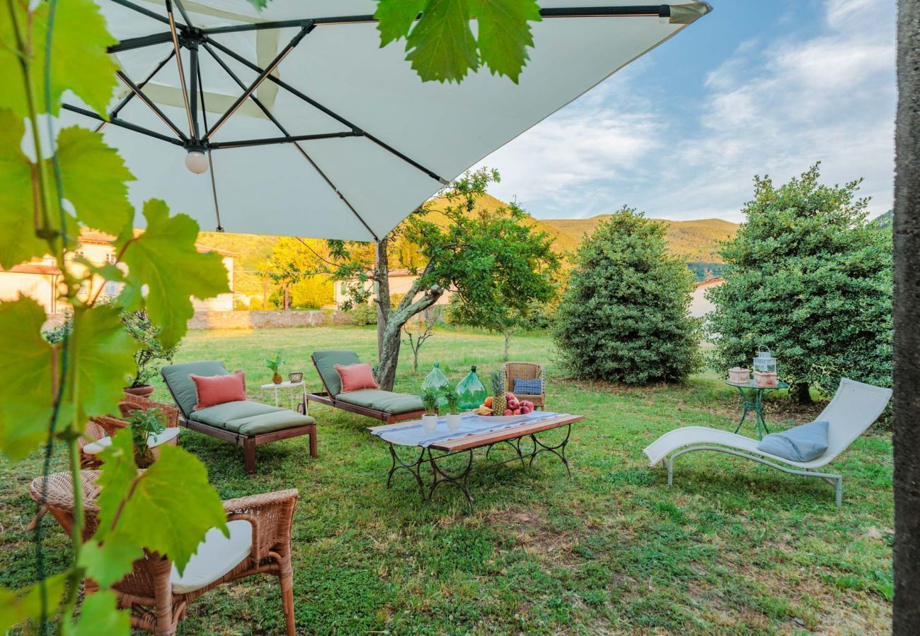 Villa in Vorno - Villa Magnolie, Stylish Family Villa