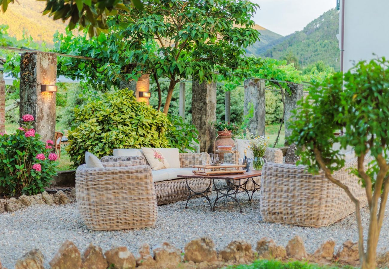 Villa in Vorno - Villa Magnolie, Stylish Family Villa