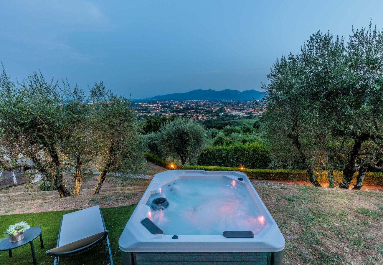 Villa in Lucca - Villa Rapondi, a stone farmhouse with incredible view and private jucuzzi hot tub in Lucca