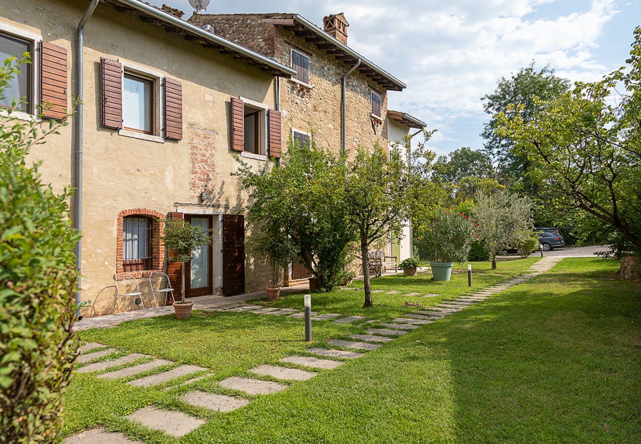 Townhouse in Lazise - Regarda - Countryhouse Nocino 2 in the middle of Lake Garda vineyards