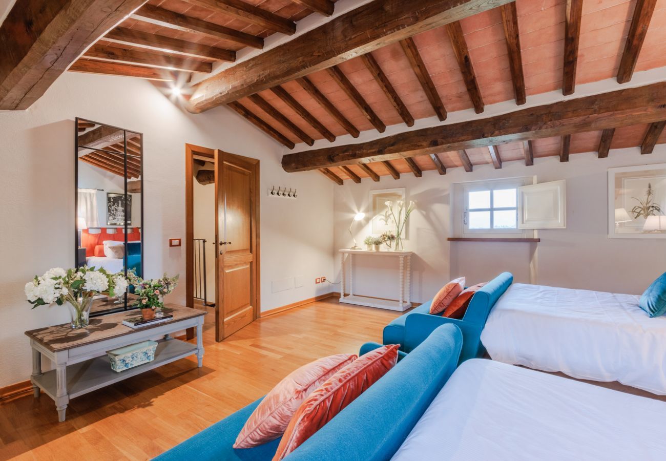 Villa in Monte San quirico - Cicale Farmhouse, 3 bedrooms Farmhouse with Pool