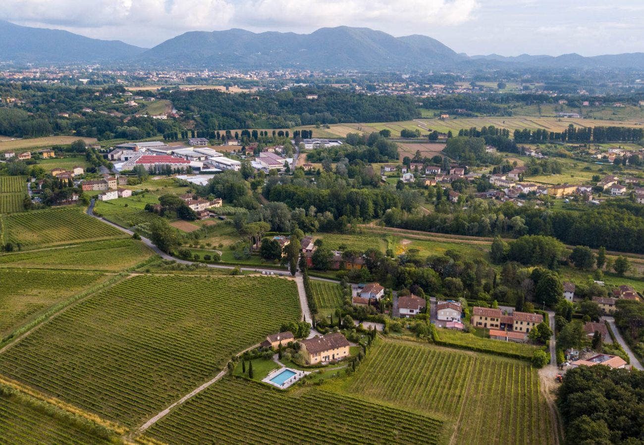 Villa in Monte San quirico - 3 Bedrooms Farmhouse with Shared Pool in the Fattoria Sardi Wine Resort in Lucca