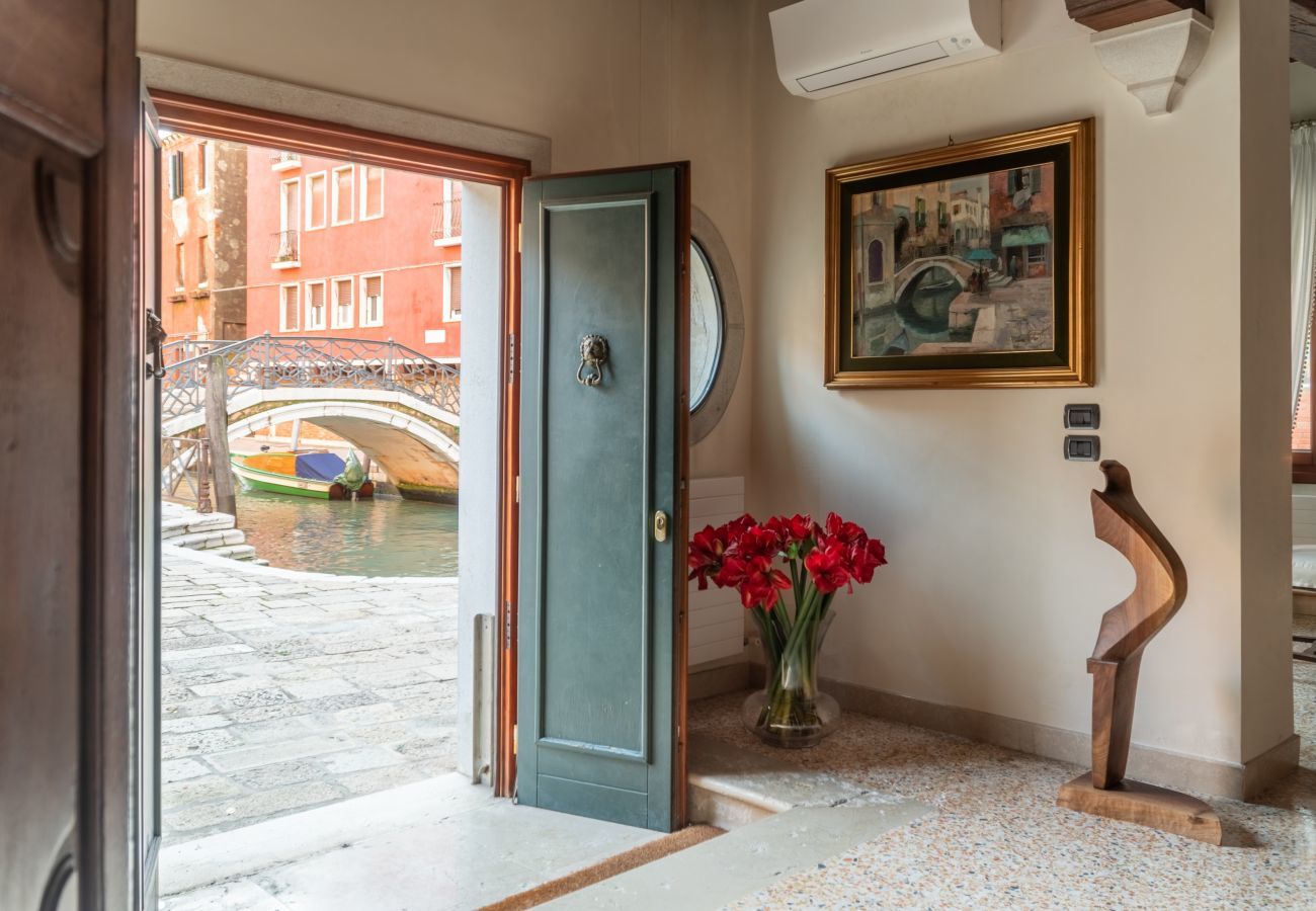 Apartment in Venice -   Independent Mansion Overlooking the Canal R&R