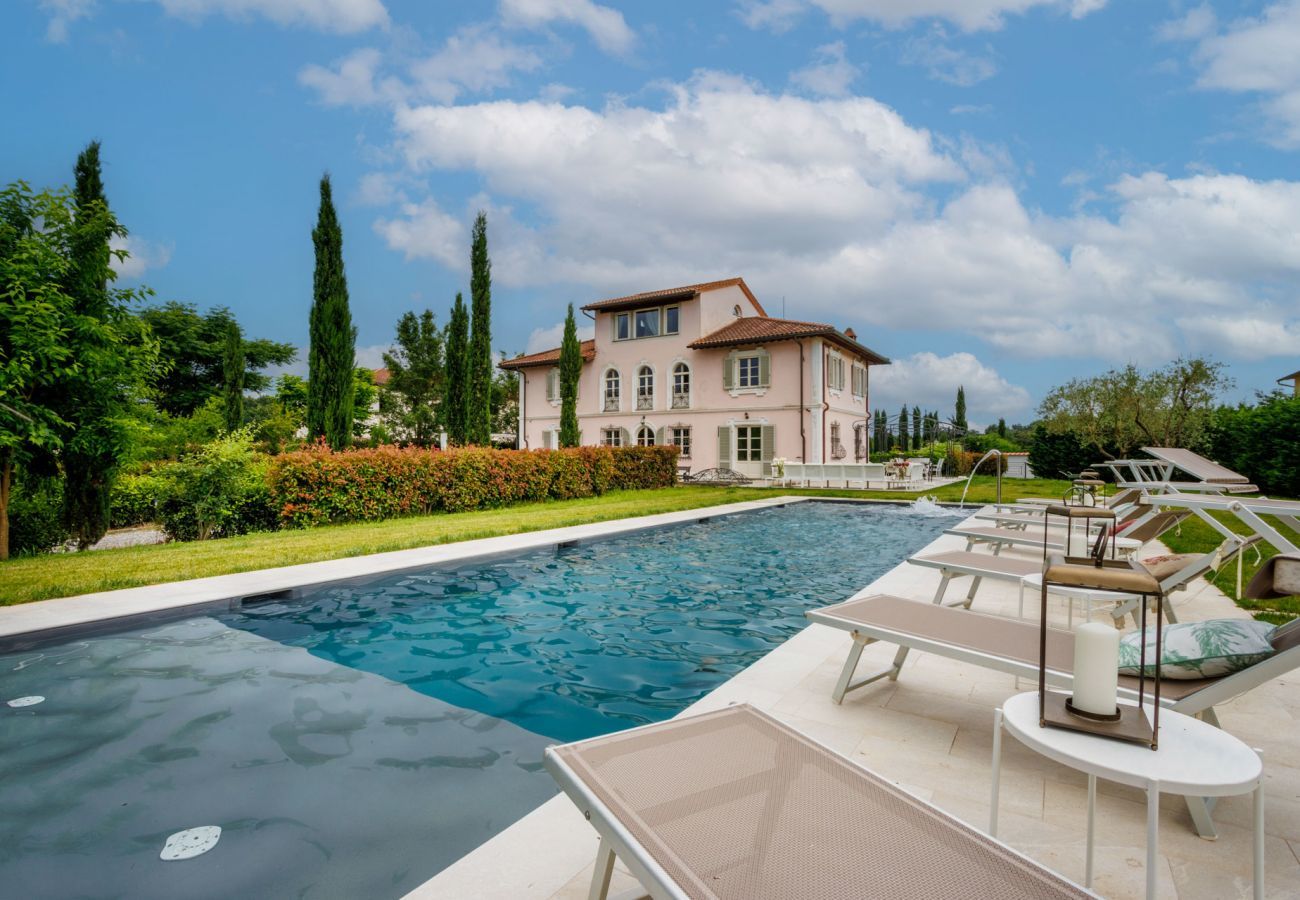 Villa in Orentano - Villa Alpaca 7 bedrooms and a Private Pool in Orentano