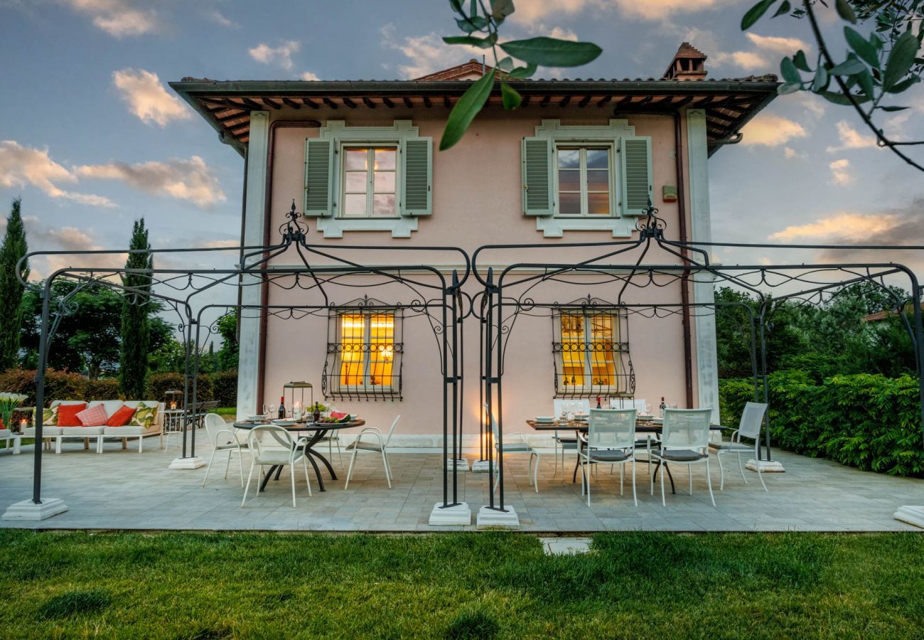 Villa in Orentano - Villa Alpaca 7 bedrooms and a Private Pool in Orentano