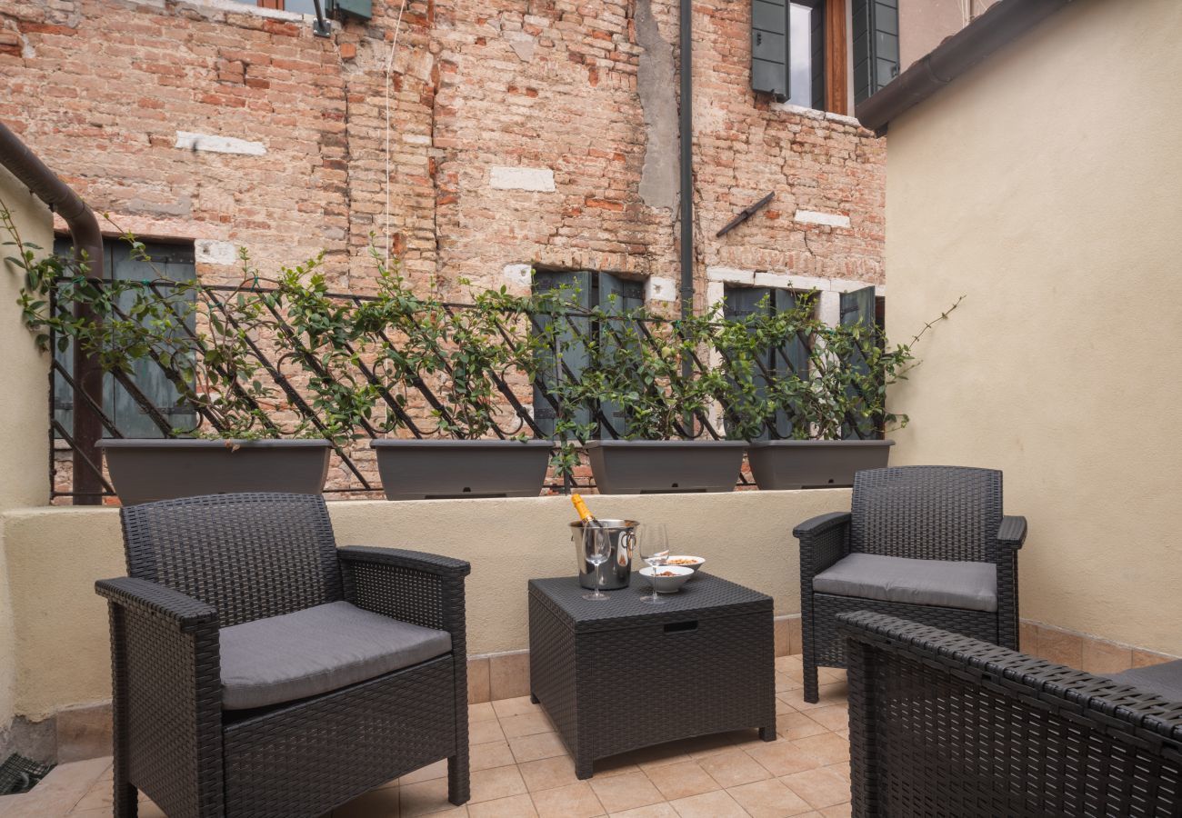 Apartment in Venice - Sant'Aponal Cozy Apartment with Terrace R&R
