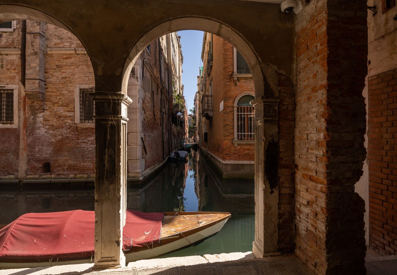 Apartment in Venice - Sant'Aponal Cozy Apartment with Terrace R&R