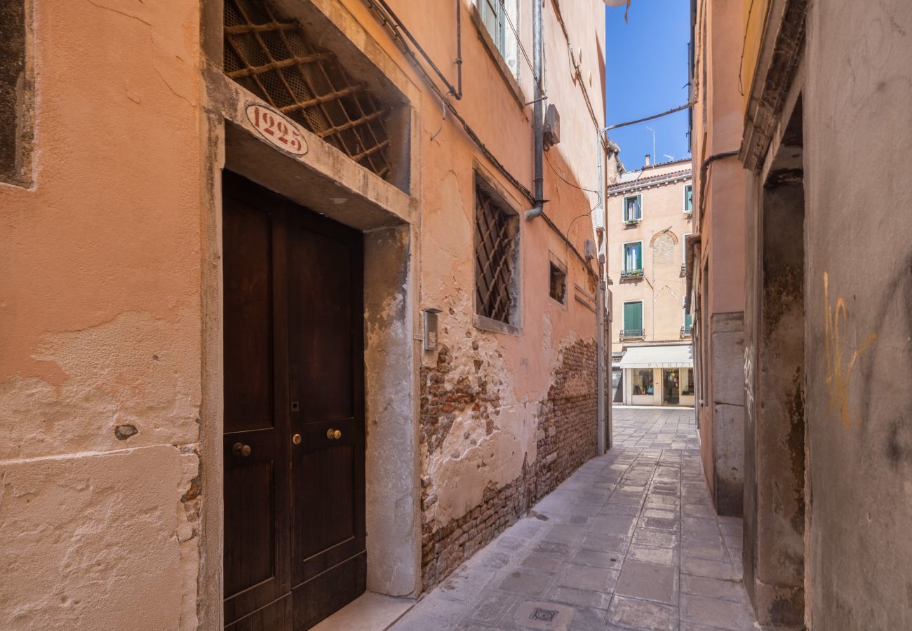 Apartment in Venice - Sant'Aponal Cozy Apartment with Terrace R&R