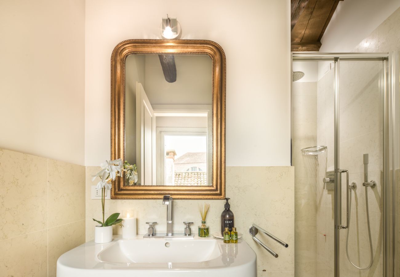 Apartment in Venice - Santa Giustina Canal View R&R