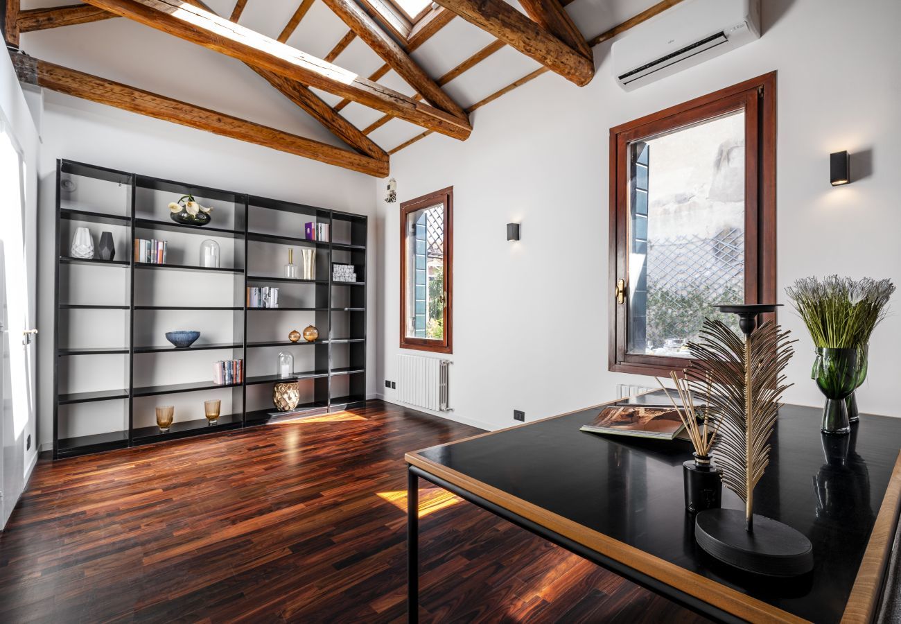 Apartment in Venice - San Barnaba Palace - Apartment with Terrace R&R
