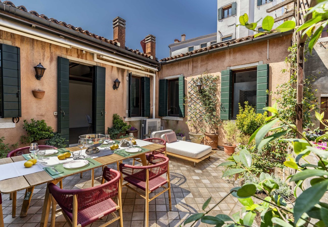 Apartment in Venice - San Barnaba Palace - Apartment with Terrace R&R