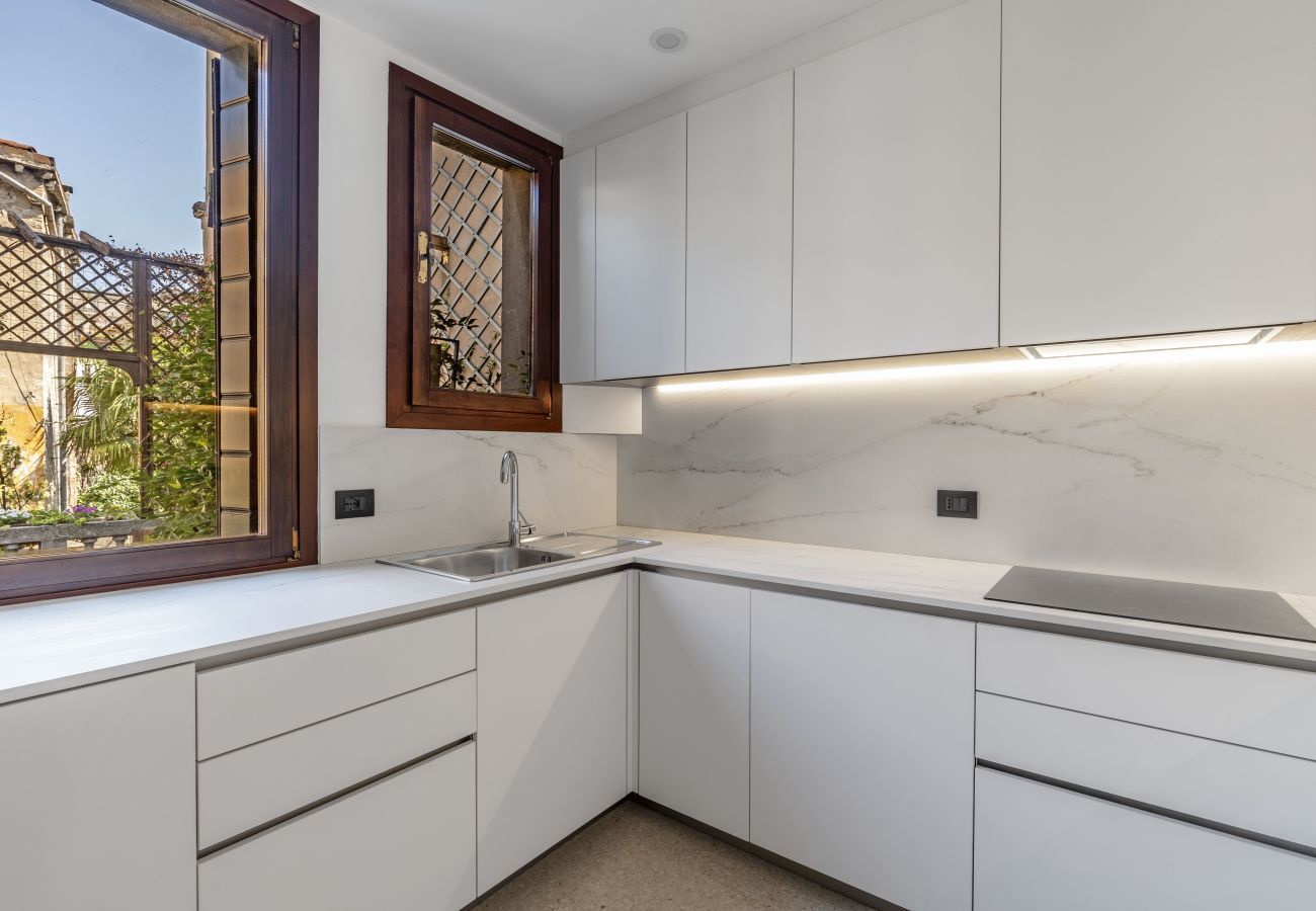 Apartment in Venice - San Barnaba Palace - Apartment with Terrace R&R