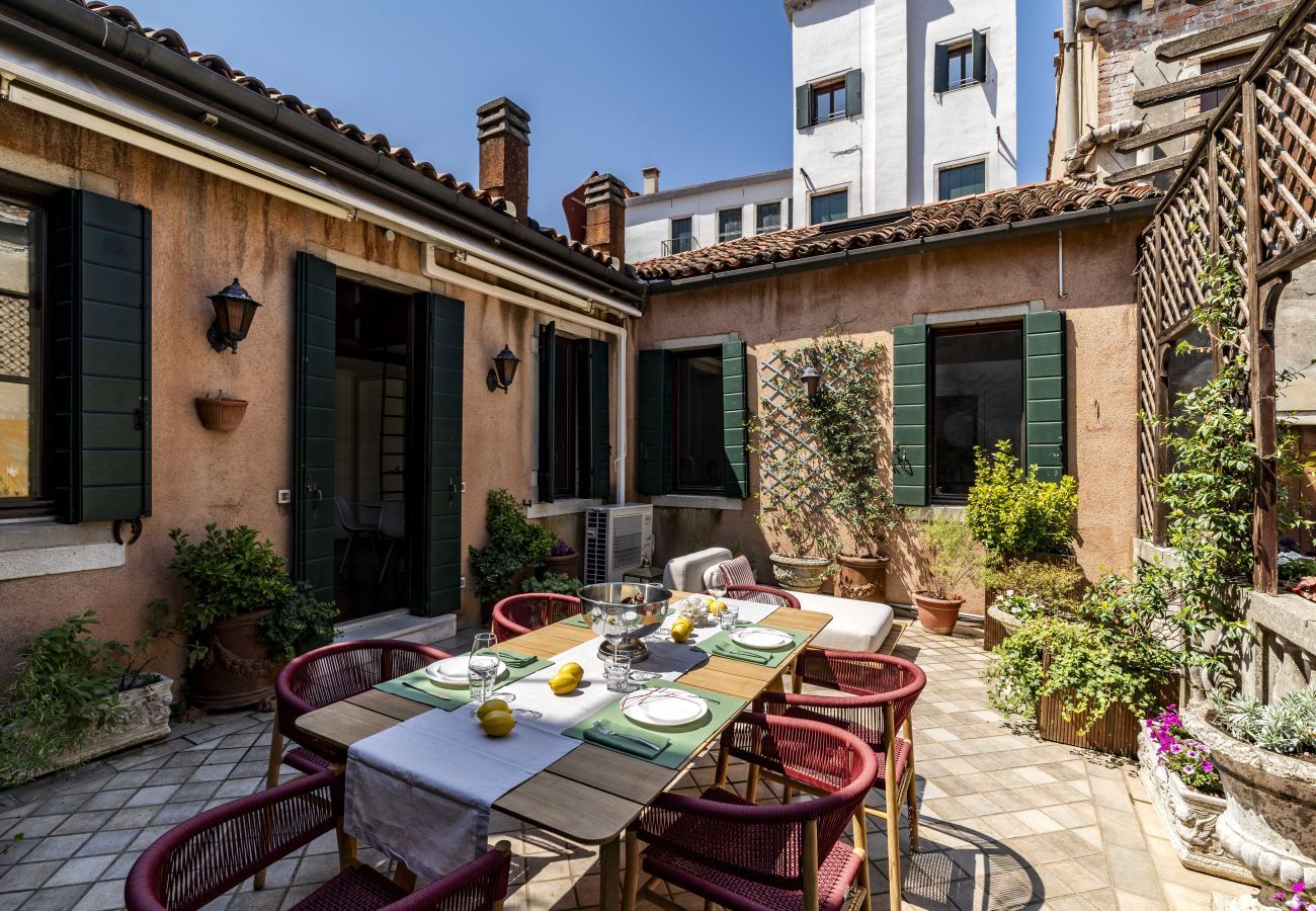 Apartment in Venice - San Barnaba Palace - Apartment with Terrace R&R