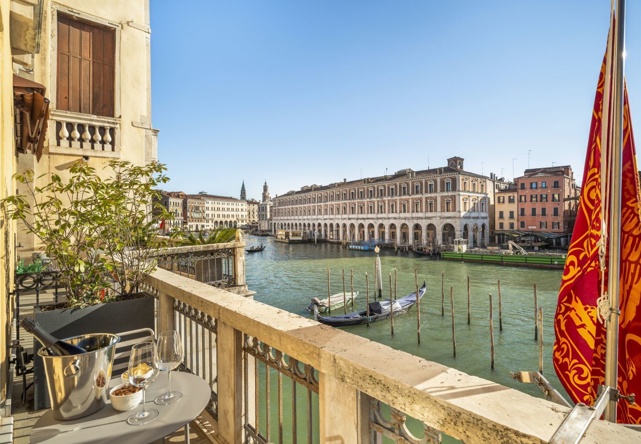 Apartment in Venice - Golden Treasure Apartment on the Grand Canal R&R