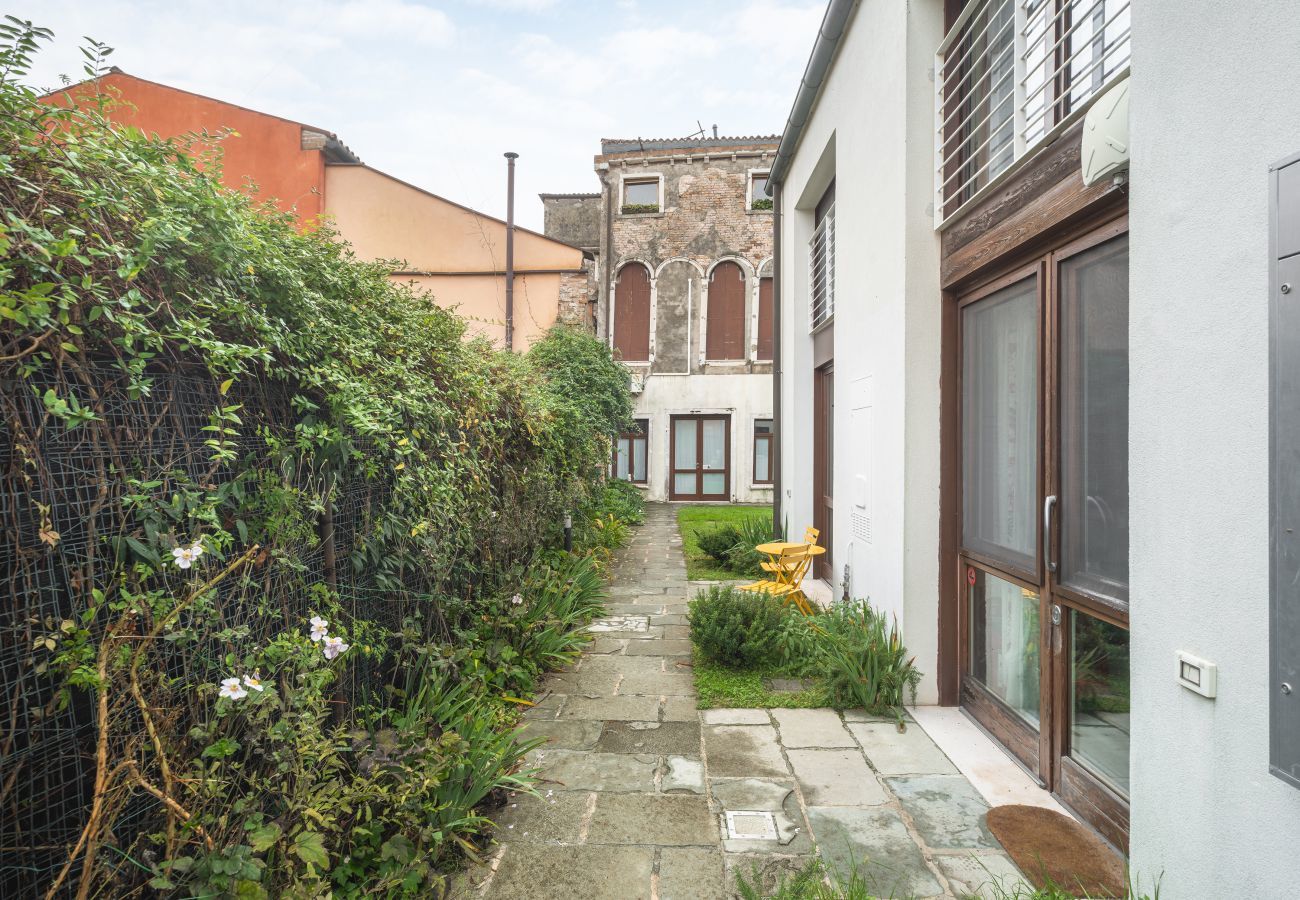 Apartment in Venice - Colorful Venetian Apartment R&R