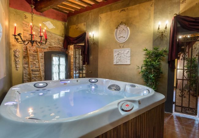 Villa à Capannori - Offrez-vous un appartement dans une ferme avec un jacuzzi face à la ville!