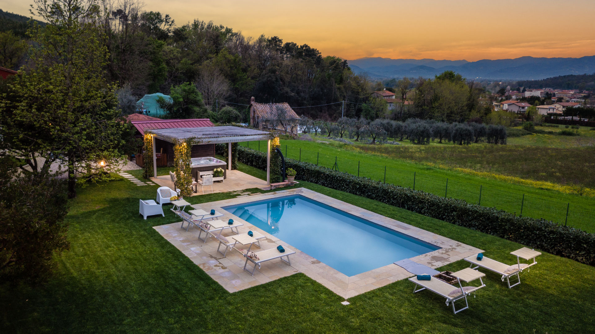 villa à Capannori - VILLA CATIA Farmhouse. 3 Luxury Bedrooms, a Pool, a Jacuzzi and a Dream-Like Getaway Experience