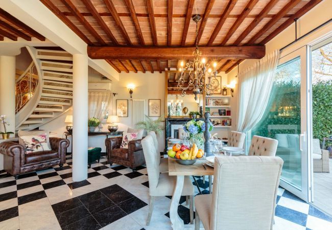 Villa à Capannori - VILLA CATIA Farmhouse. 3 Luxury Bedrooms, a Pool, a Jacuzzi and a Dream-Like Getaway Experience