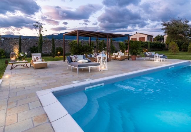 Villa à Lucques - VILLA HUGO, Understated Luxury 5 Bedrooms Villa with Pool and a Welcoming Ambience