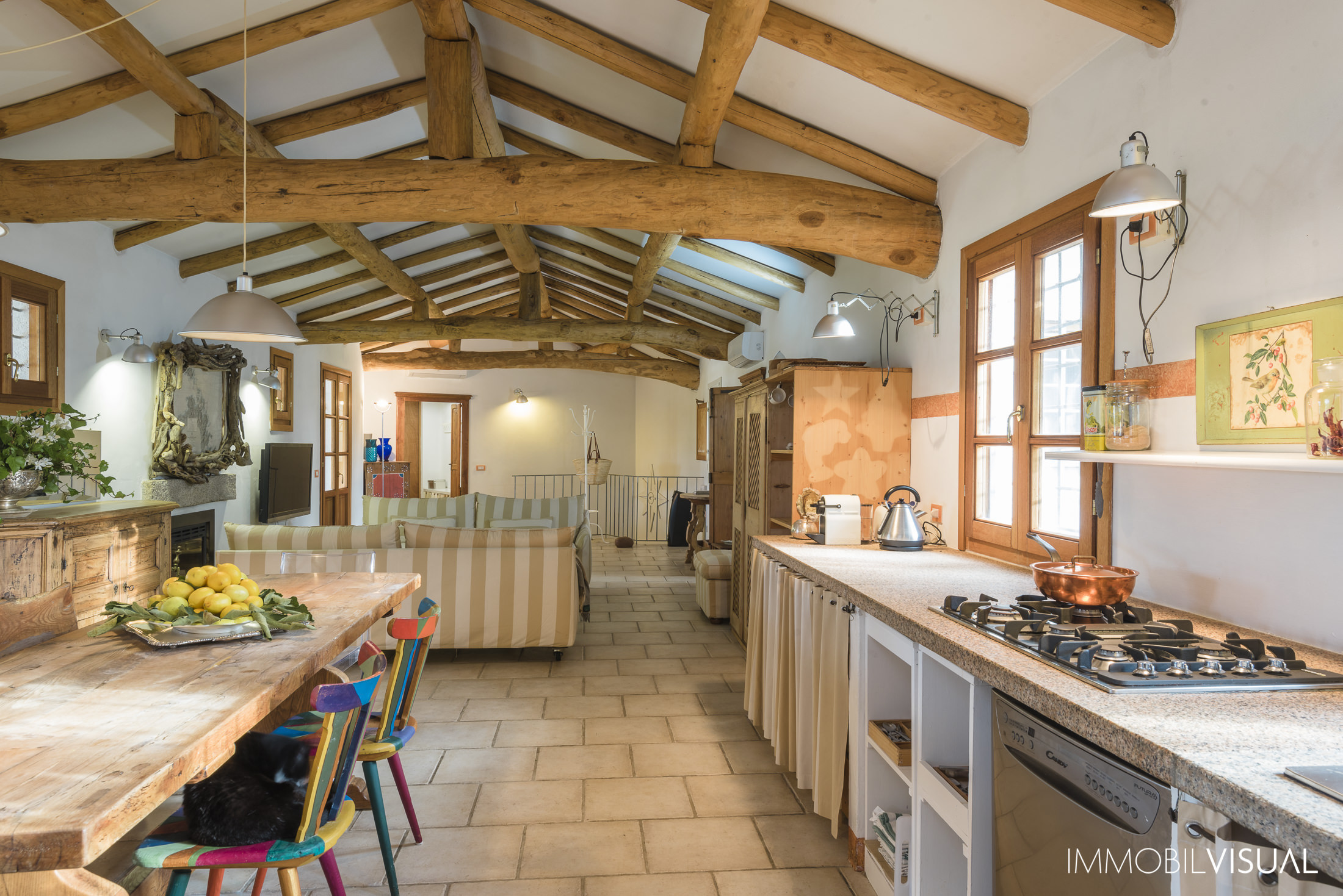 Villa Relais - espace ouvert lumineux avec cuisine américaine à Porto Rotondo, idéal pour des vacances en Costa Smeralda