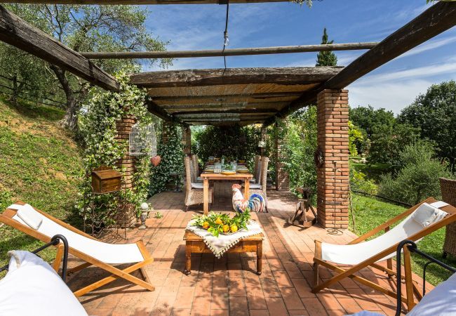 Villa à Capannori - Villa Lorena, a Family Vintage Home with Indoor Pool, Air Conditioning, Outdoor Pool, Fitness Room & Wifi