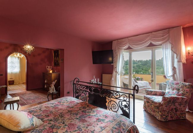 Villa à Capannori - Villa Lorena, a Family Vintage Home with Indoor Pool, Air Conditioning, Outdoor Pool, Fitness Room & Wifi