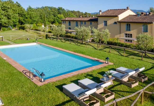 Villa à Lucques - Villa Hilary, a Convenient Luxury 4 bedrooms Villa with Sharing Pool on the Hills by Lucca