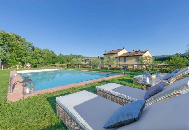 Villa à Lucques - Villa Hilary, a Convenient Luxury 4 bedrooms Villa with Sharing Pool on the Hills by Lucca