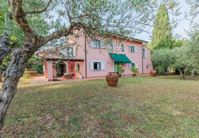 Villa à Bientina - Cà Uvenere, a spacious 6 bedrooms Villa with Private Pool on the Tuscan Hills of Santa Colomba by Pontedera and Bientina