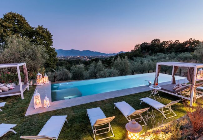 Villa à Capannori - Villa Noa, Romantic 8 bedroom Luxury Farmhouse with Private Pool on the Lucca Hills