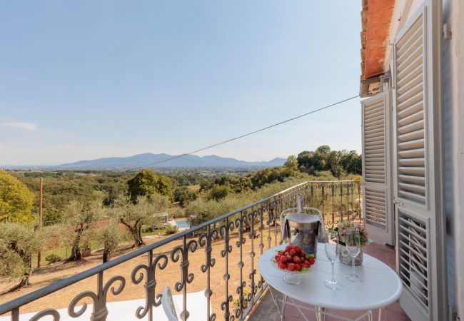 Villa à Capannori - Villa Noa, Romantic 8 bedroom Luxury Farmhouse with Private Pool on the Lucca Hills