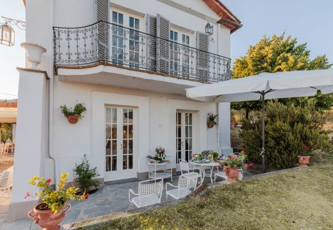 Villa à Capannori - Villa Noa, Romantic 8 bedroom Luxury Farmhouse with Private Pool on the Lucca Hills