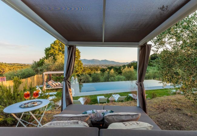 Villa à Capannori - Villa Noa, Romantic 8 bedroom Luxury Farmhouse with Private Pool on the Lucca Hills