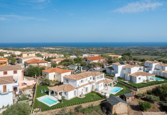 Villa à Budoni - Bellevue 36A by Klodge - retraite moderne avec piscine, jardin et vue