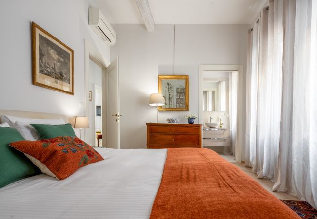 Appartement à Venezia - Miracoli Apartment with View on the Canal R&R Appartement à Venezia - Miracoli Apartment with View on the Canal R&R