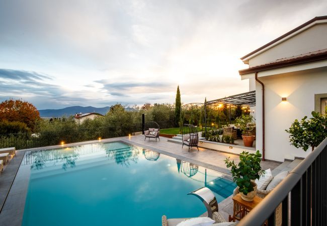 Villa à Segromigno in Monte - Summit Splendor: Where Luxury Meets Limitless Views