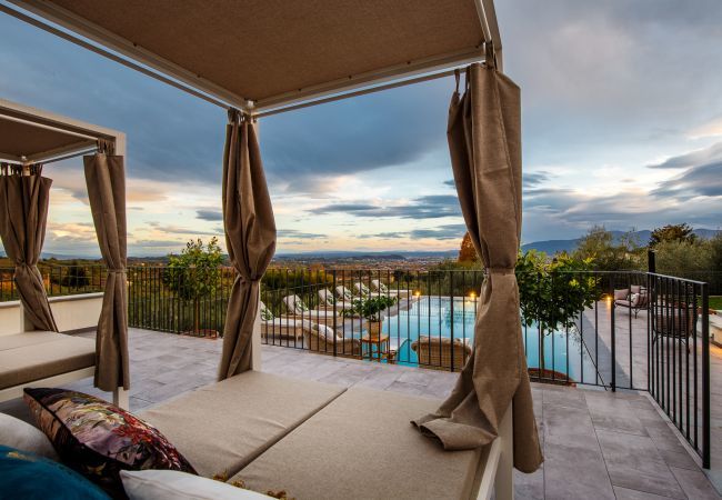 Villa à Segromigno in Monte - Summit Splendor: Where Luxury Meets Limitless Views