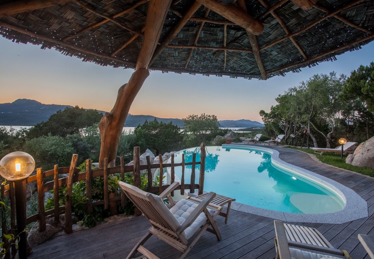 Villa à Porto Rotondo - Villa Sa Jaga - piscine à débordement face au coucher du soleil à Porto Rotondo | KLODGE
