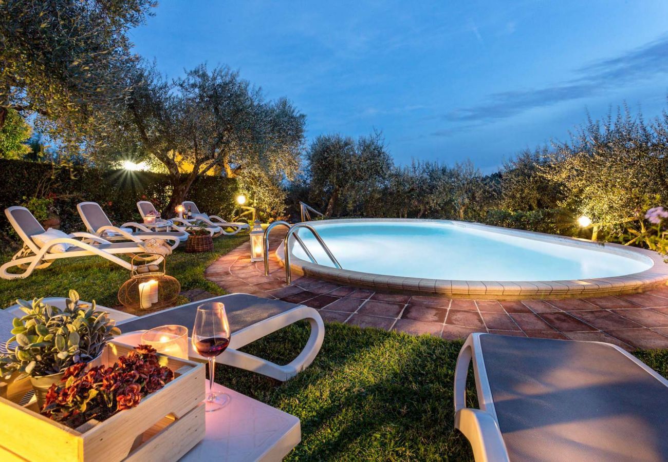 Villa à Aquilea - Romantic farmhouse villa in Lucca to sleep 5 guests with private pool and wi-fi