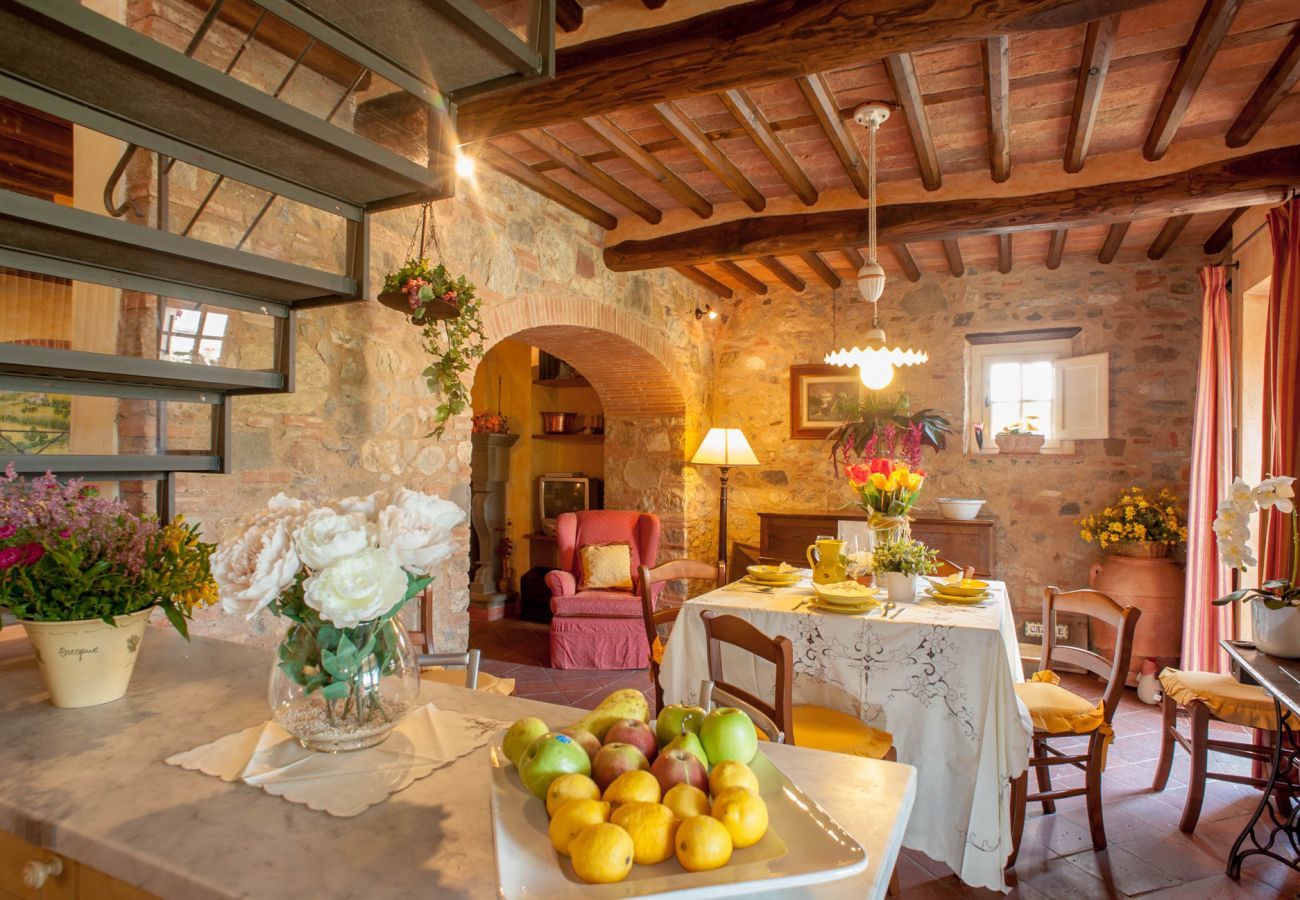 Villa à Aquilea - Romantic farmhouse villa in Lucca to sleep 5 guests with private pool and wi-fi