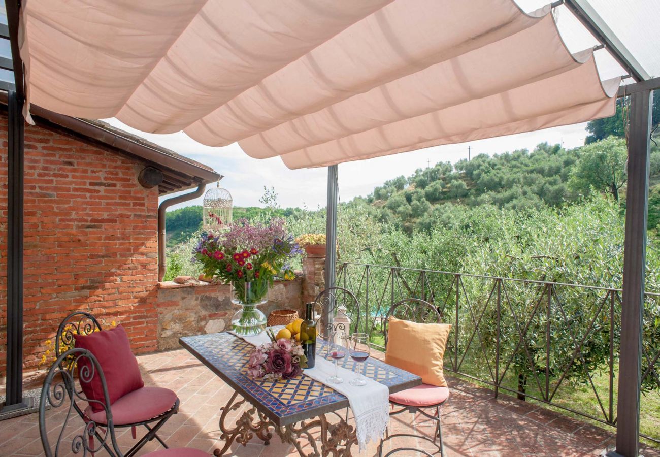 Villa à Aquilea - Romantic farmhouse villa in Lucca to sleep 5 guests with private pool and wi-fi