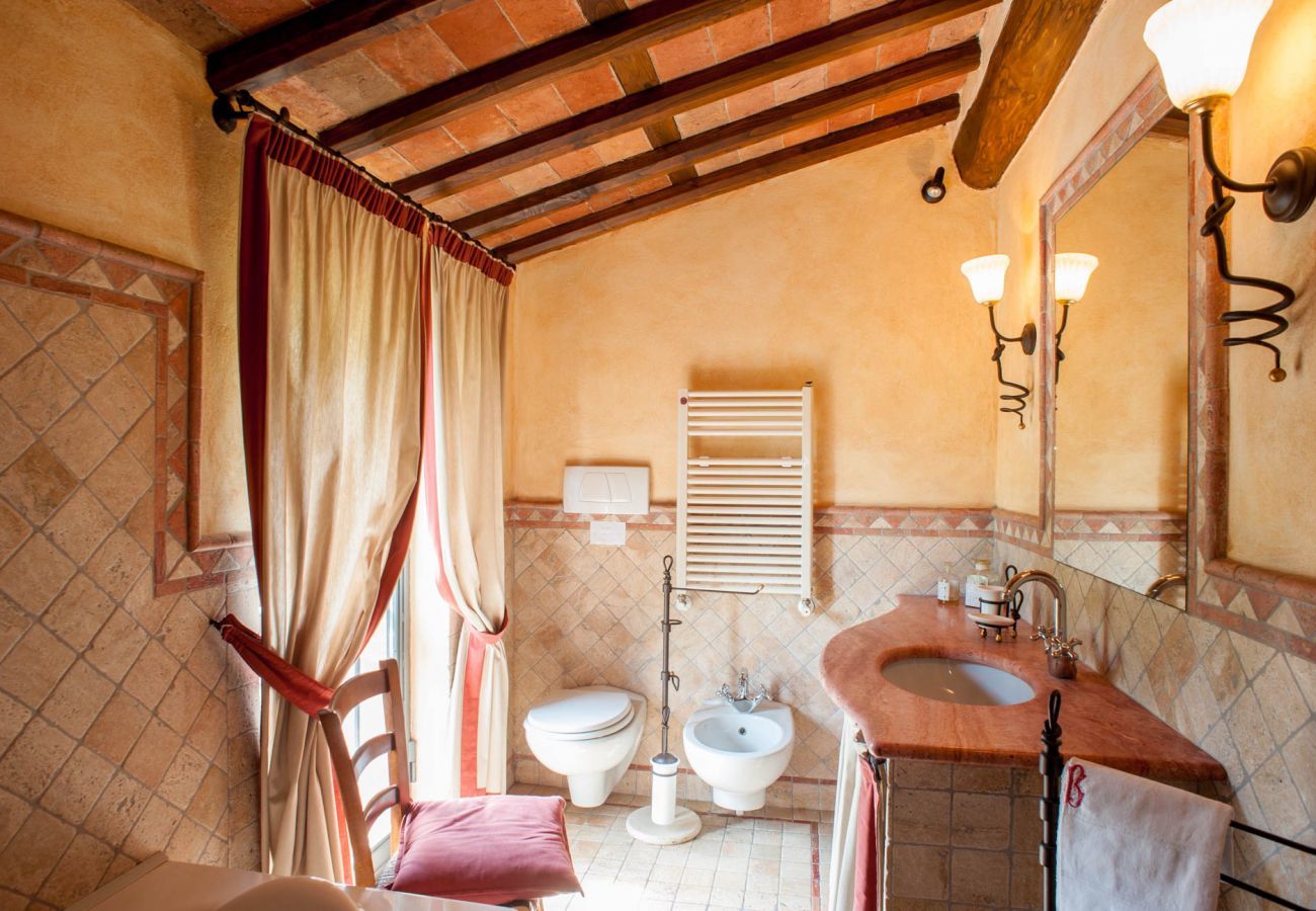 Villa à Aquilea - Romantic farmhouse villa in Lucca to sleep 5 guests with private pool and wi-fi