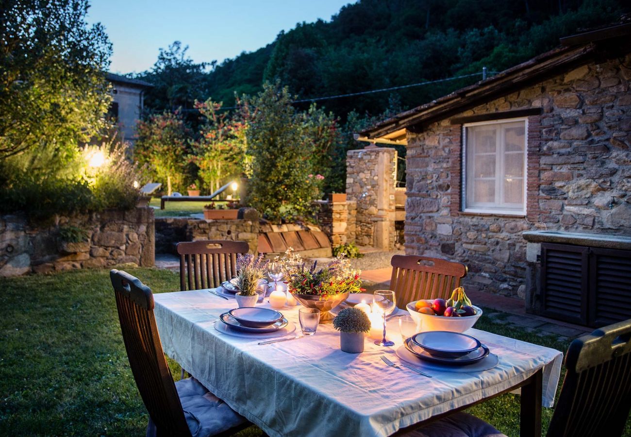 Villa à Pieve di Compito - A secret sweet idyllic retreat for 2 couples with private pool & air conditionin