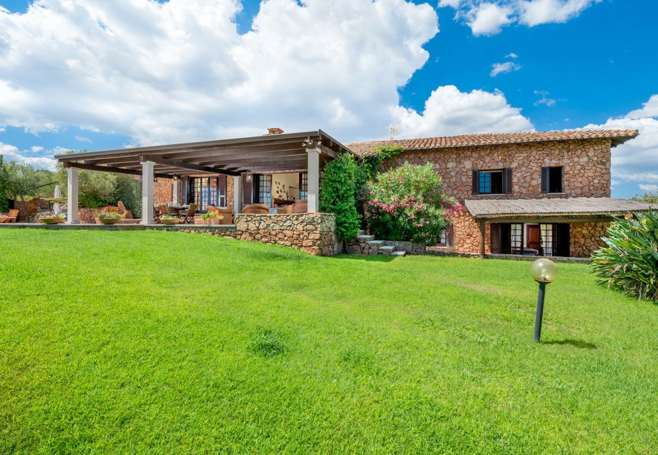 Villa Halliv - jardin méditerranéen avec vue sur la mer dans villa en location à Porto San Paolo