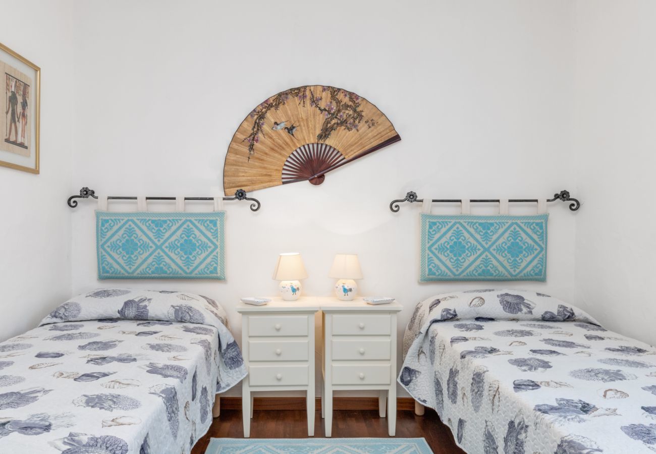 Villa Halliv - chambre avec lits jumeaux dans villa en location avec piscine privée à Porto San Paolo