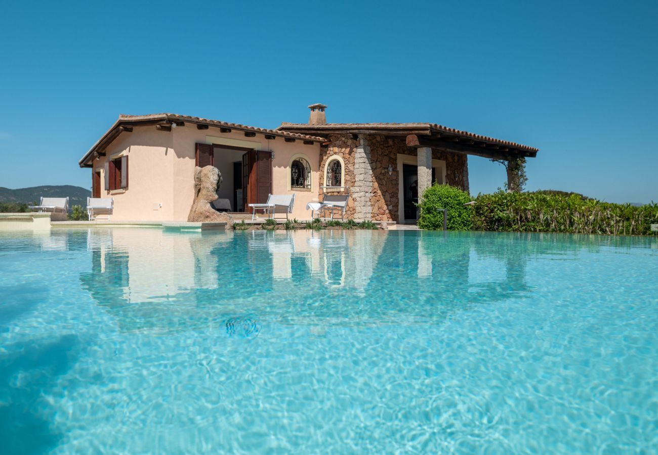 Villa à Porto San Paolo - Villa Kiki - villa avec piscine à débordement surplombant Tavolara | Klodge