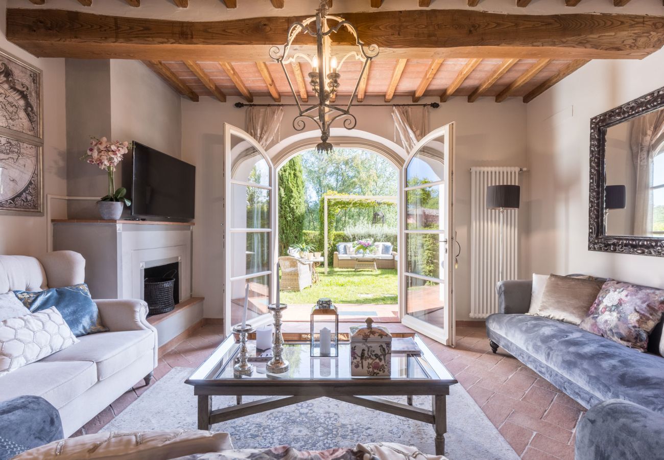 Villa à Lucques - Villa Hilary, a Convenient Luxury 4 bedrooms Villa with Sharing Pool on the Hills by Lucca