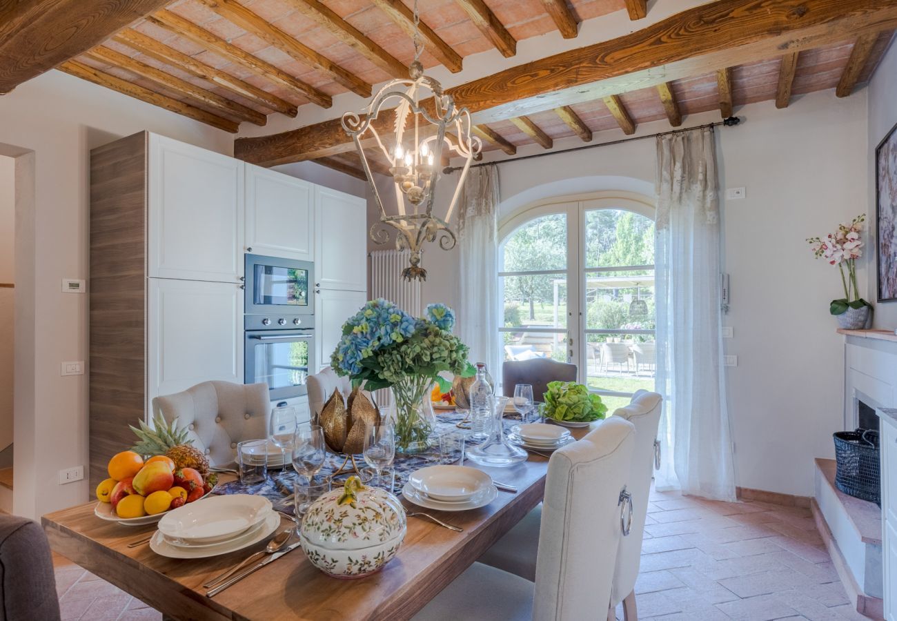 Villa à Lucques - Villa Hilary, a Convenient Luxury 4 bedrooms Villa with Sharing Pool on the Hills by Lucca