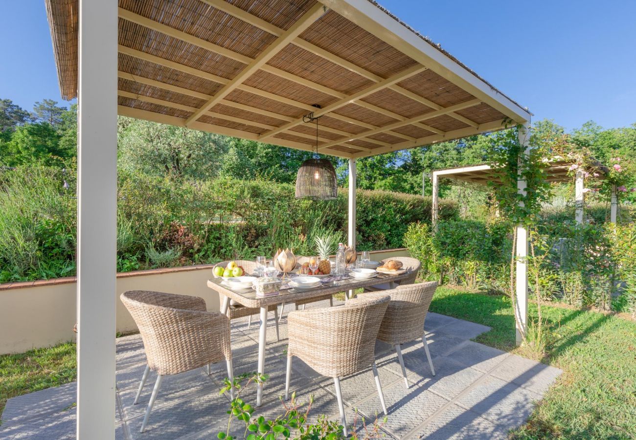 Villa à Lucques - Villa Hilary, a Convenient Luxury 4 bedrooms Villa with Sharing Pool on the Hills by Lucca